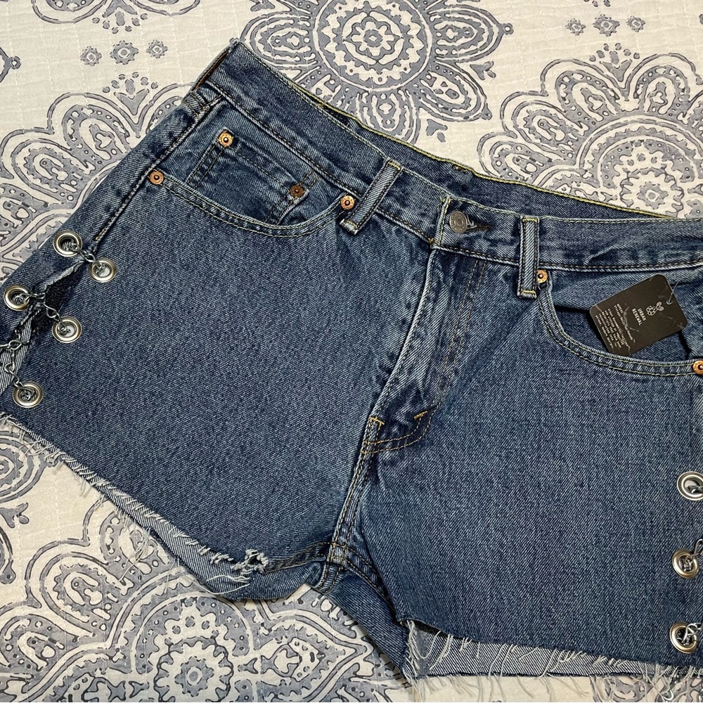 🛍️$18 Levi's Blue Jean Shorts with Silver Accents Size 30 NEW